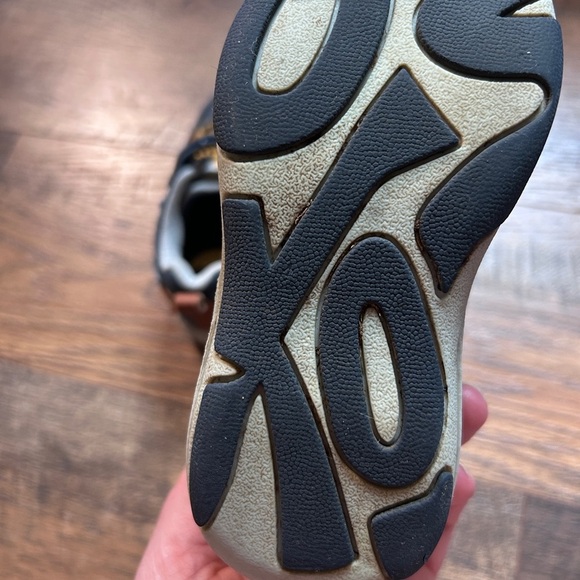 Toddler Shoes Size 7 - Picture 4 of 5